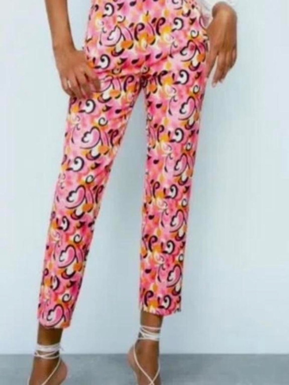 2.	NWOT ZARA Women Zip Front High-Rise Tapered Crop Pants Size L Pink Floral Scr